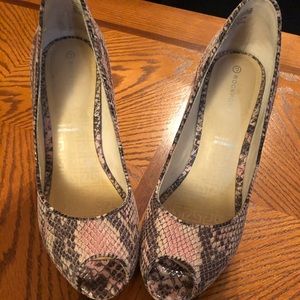 Snake print Rockport heels